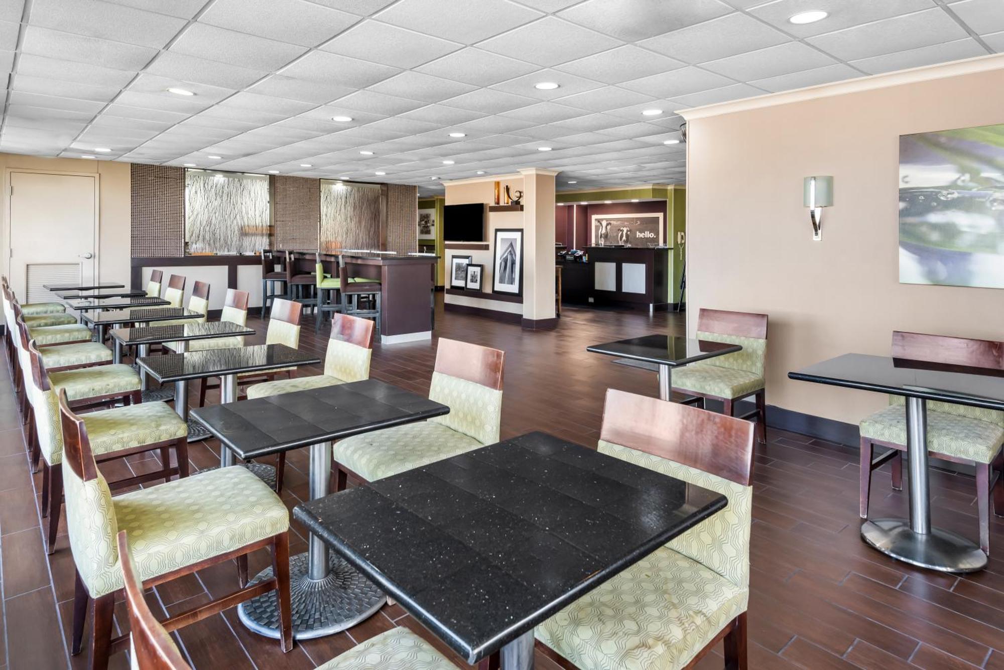 Hampton Northeast/castleton Hotel